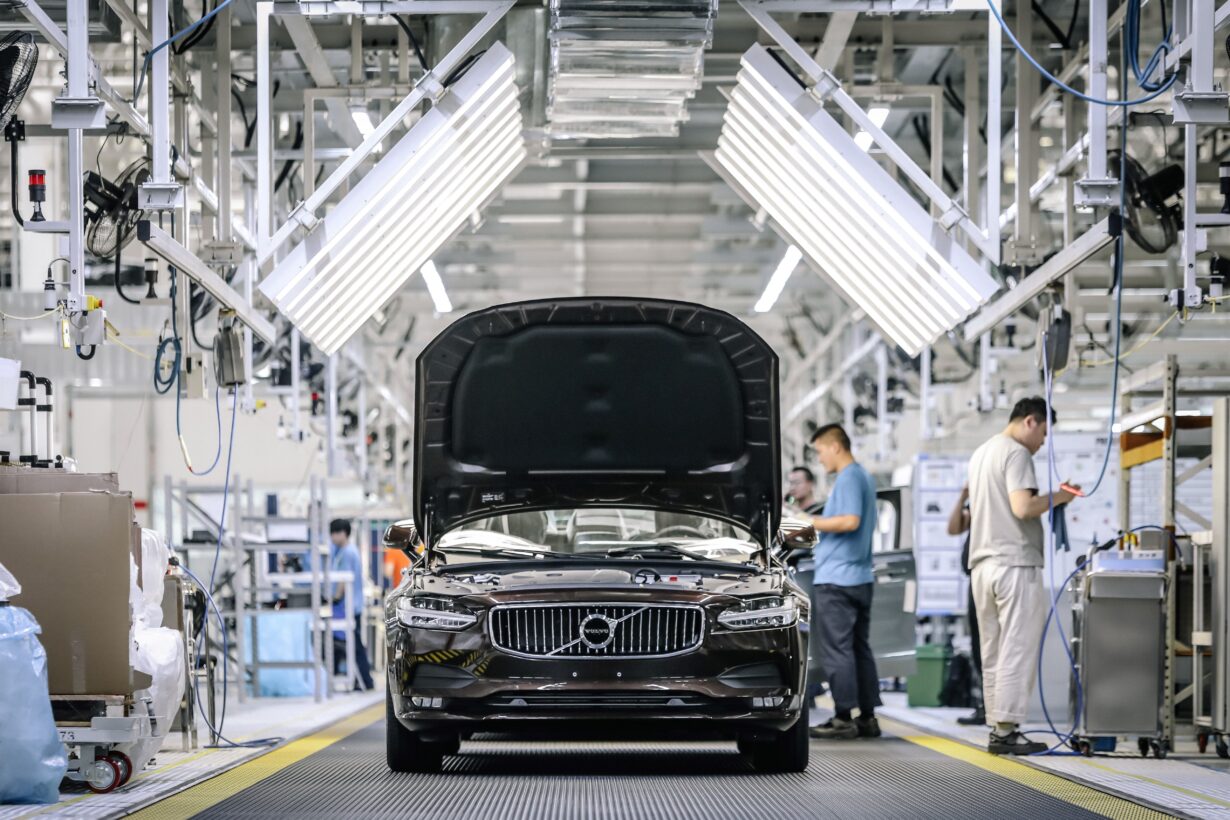 Haz como Volvo: la automatización con cobots ayuda a los fabricantes